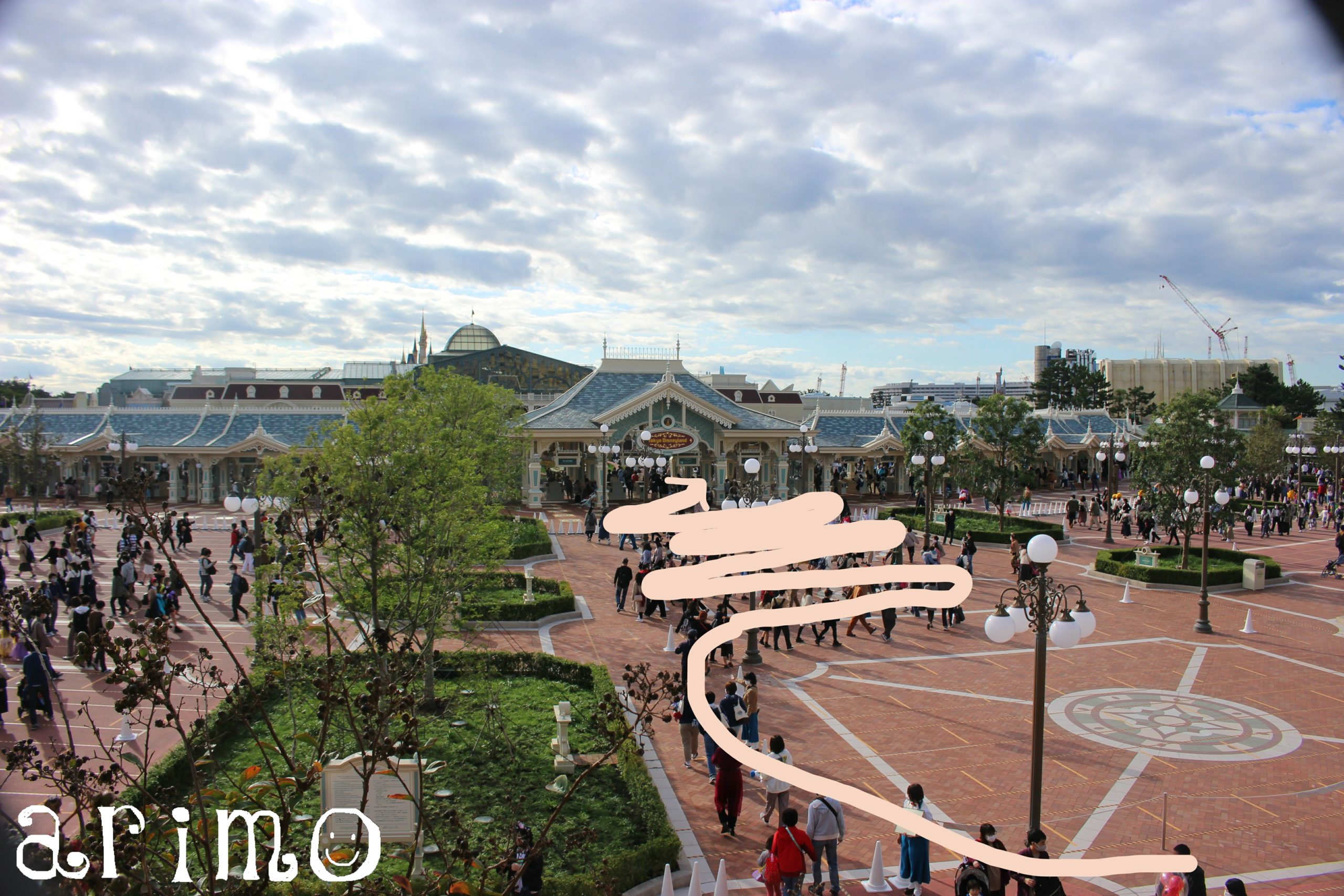 東京ディズニーランド：エントランス前