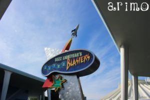 人気ライドのソーシャルディスタンス:驚きのスタンバイ!!