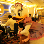 幸せな記憶:シェフ・ミッキーでミニーデイジーとの濃厚接触!